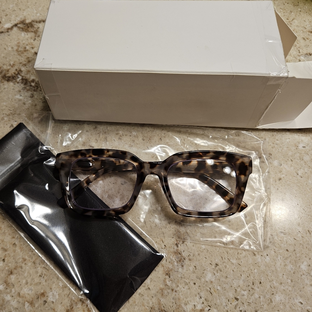 EUC Women’s Oversized Retro Tortoise Square +1.5 reading glasses - Picture 3 of 4